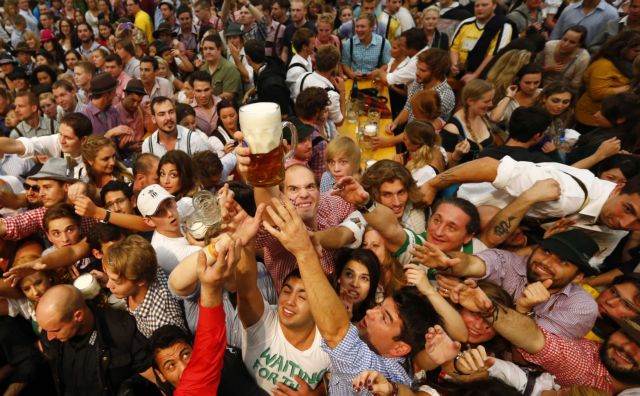 Άνοιξαν οι κάνουλες του Oktoberfest, μπύρα μέχρι τελικής πτώσεως στο Μόναχο