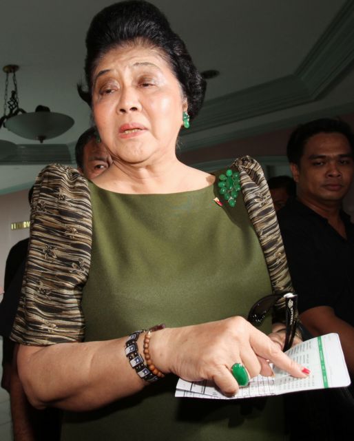 Καταστρέφεται σιγά-σιγά η περιβόητη συλλογή παπουτσιών της Ιμέλντα Μάρκος