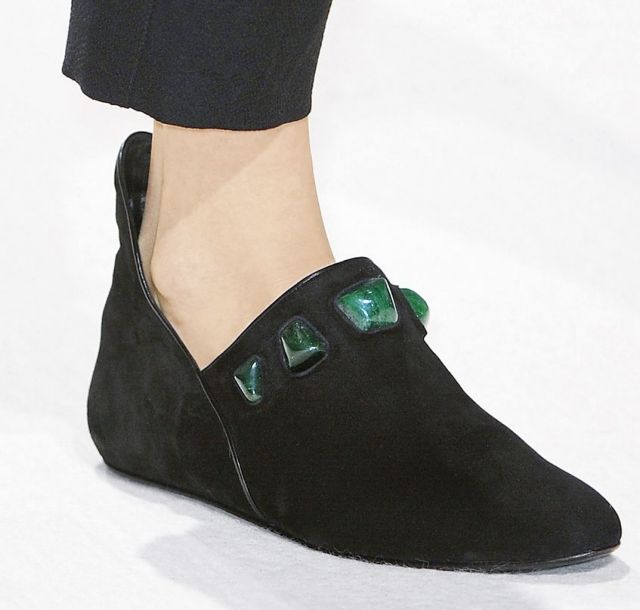 Slippers: Πώς θα φορέσεις σωστά τα παπούτσια της σεζόν