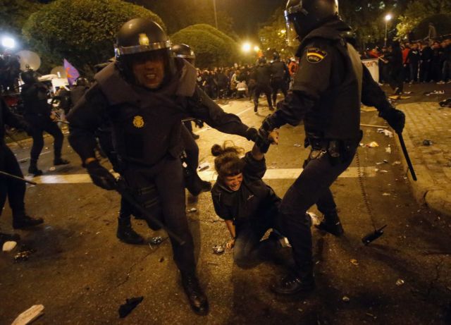 Επεισόδια, συλλήψεις και τραυματισμοί γύρω από το ισπανικό Κοινοβούλιο
