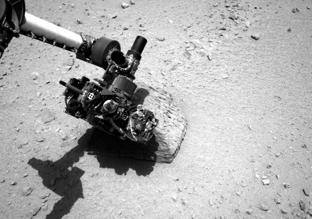 To Curiosity τεντώνει το χέρι του και αγγίζει τον πρώτο αρειανό βράχο