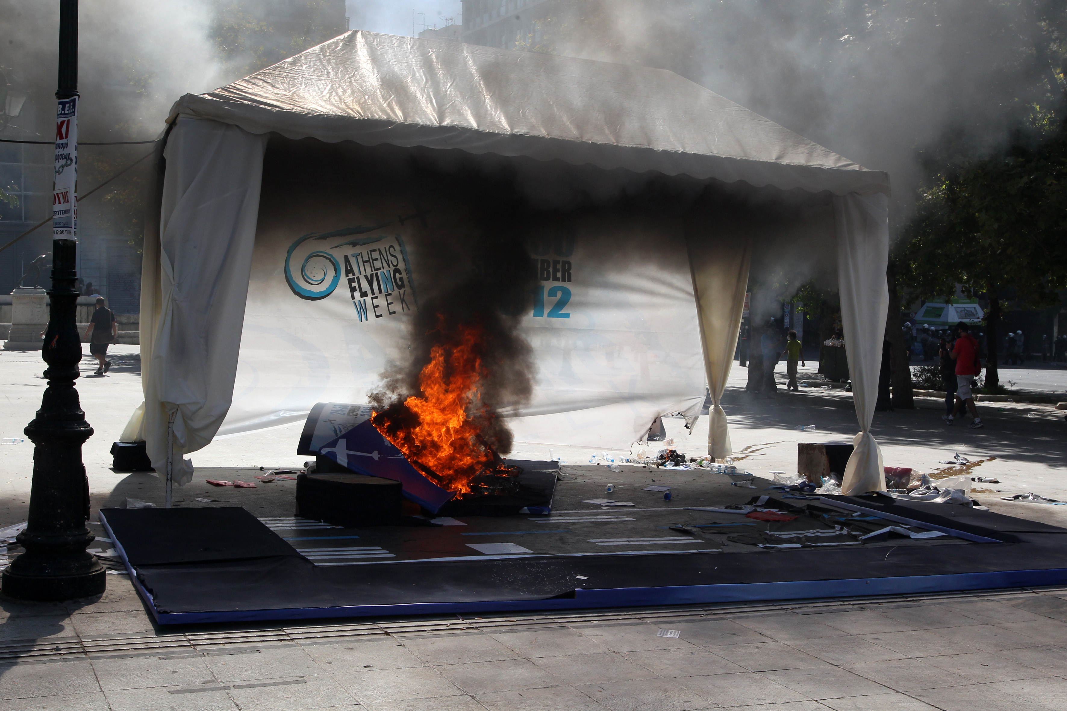 Επεισόδια με μολότοφ και δακρυγόνα στην πλατεία Συντάγματος