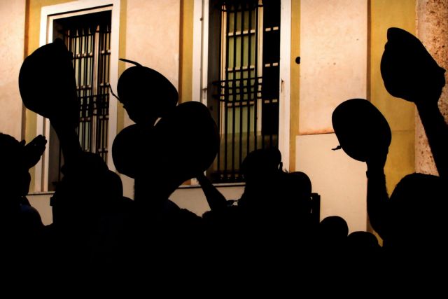 Στην υψικάμινο ανέβηκαν διαμαρτυρόμενοι εργάτες χαλυβουργίας στη Σικελία