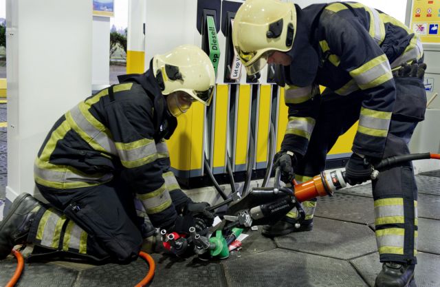 Πυροσβέστες γκρέμισαν σπίτι για να απεγκλωβίσουν υπέρβαρο στη Γαλλία