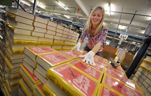 Μυστήριο καλύπτει το νέο βιβλίο της Τζ.Κ.Ρόουλινγκ που κυκλοφορεί την Πέμπτη