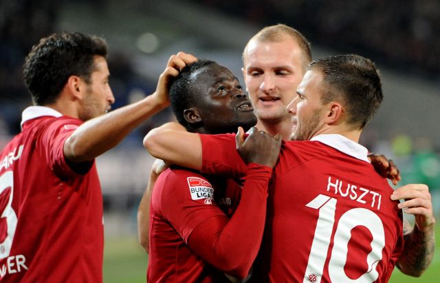 Συνεχίζει εντυπωσιακά το Αμβούργο, γλίτωσε η Γκλάντμπαχ