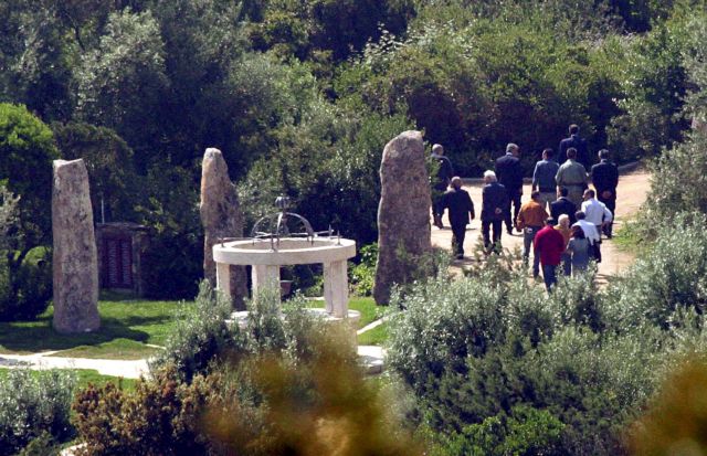 Πωλητήριο σε μία από τις «ροζ» βίλες του Μπερλουσκόνι