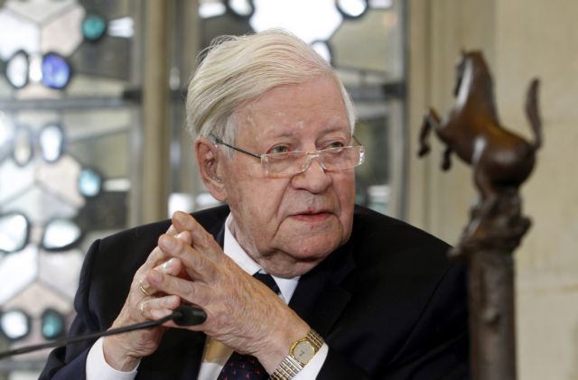 Για «εθνικό εγωισμό» στη διαχείριση της κρίσης κατηγορεί τη Μέρκελ ο Χέλμουτ Σμιτ