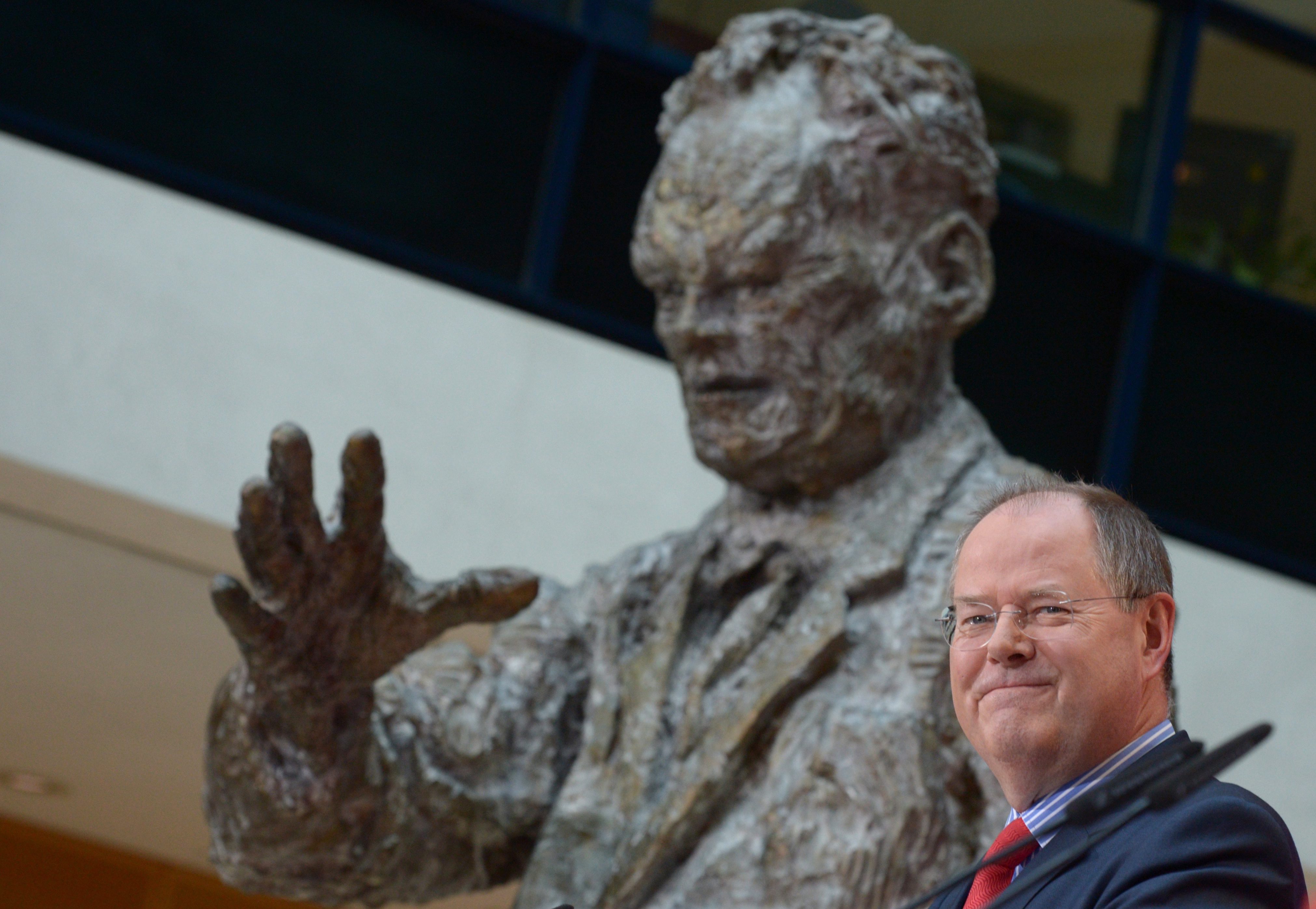 Ο Στάινμπρουκ θα παλέψει με την Μέρκελ για την καγκελαρία το 2013