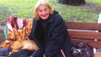 Ηλικιωμένη Ιταλίδα κοιμάται στο δρόμο για να μην αποχωριστεί το σκύλο της