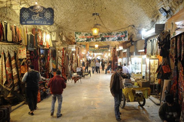 Στάχτη έγινε η ιστορική σκεπαστή αγορά στο Χαλέπι της Συρίας