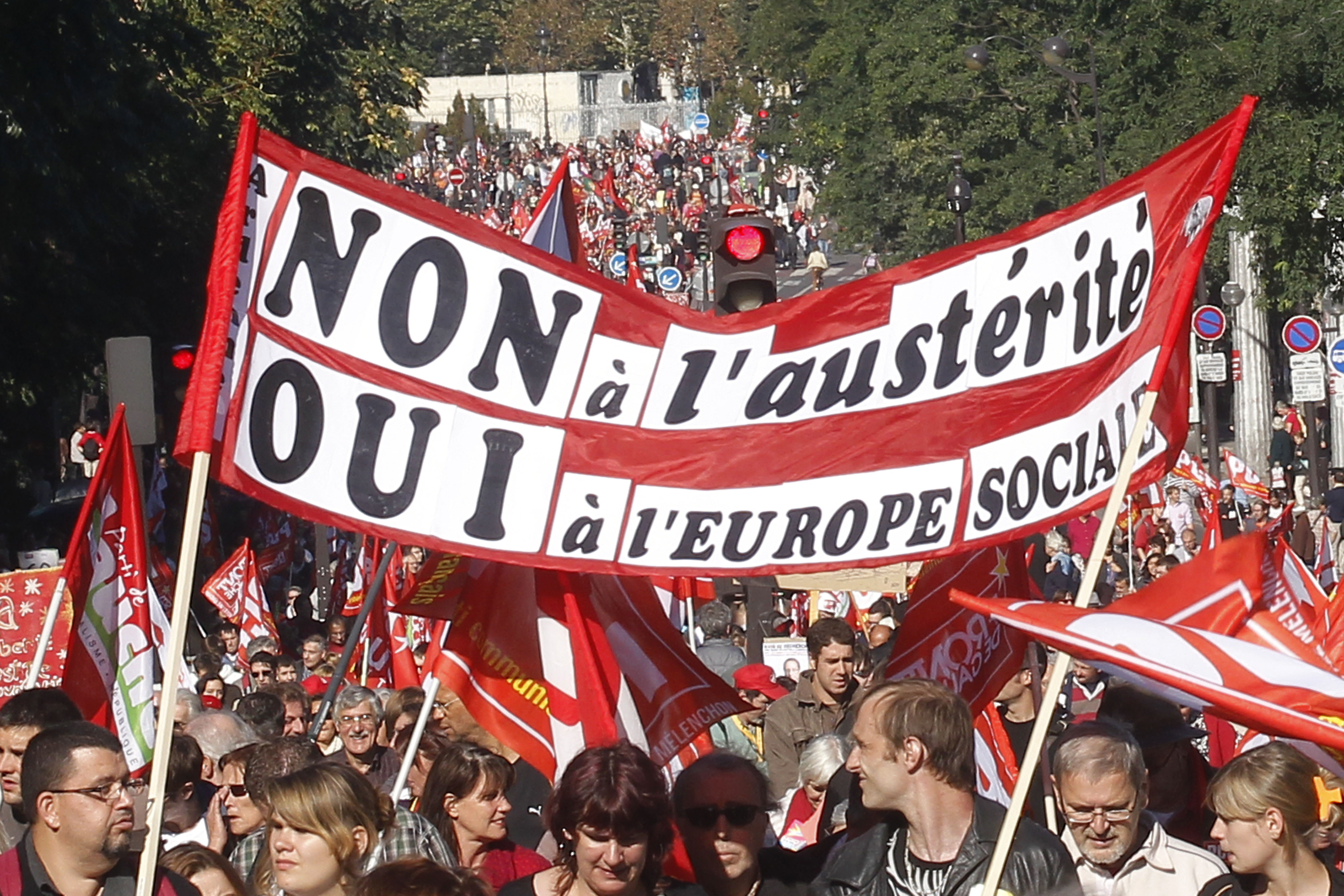 Συνθήματα για την Ελλάδα στη μεγάλη διαδήλωση της Αριστεράς στο Παρίσι