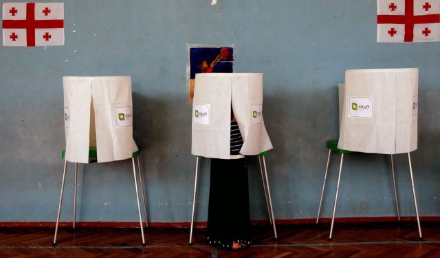 Ο πανίσχυρος Γεωργιανός πρόεδρος συγκρούεται στην κάλπη με ζάμπλουτο επιχειρηματία