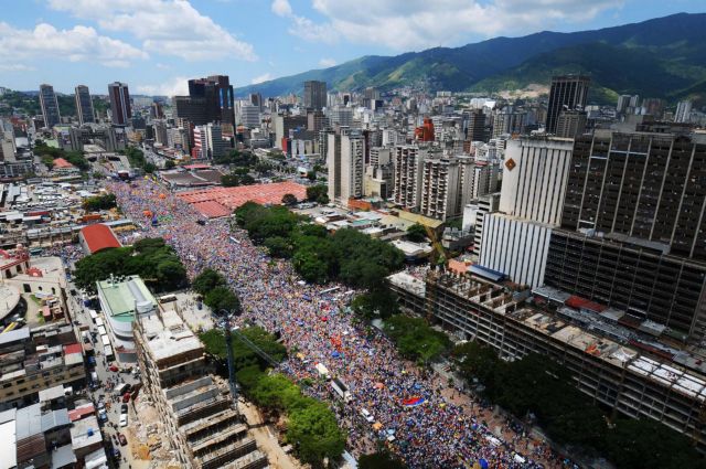 Πολυπληθής συγκέντρωση του Καπρίλες στον Καράκας προ των εκλογών για την προεδρία