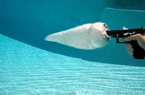 Τι συμβαίνει αν κανείς πυροβολήσει μέσα στο νερό