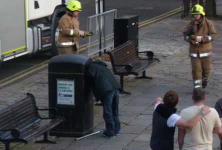 Επιχείρηση διάσωσης για Βρετανό που σφήνωσε το κεφάλι του σε κάδο