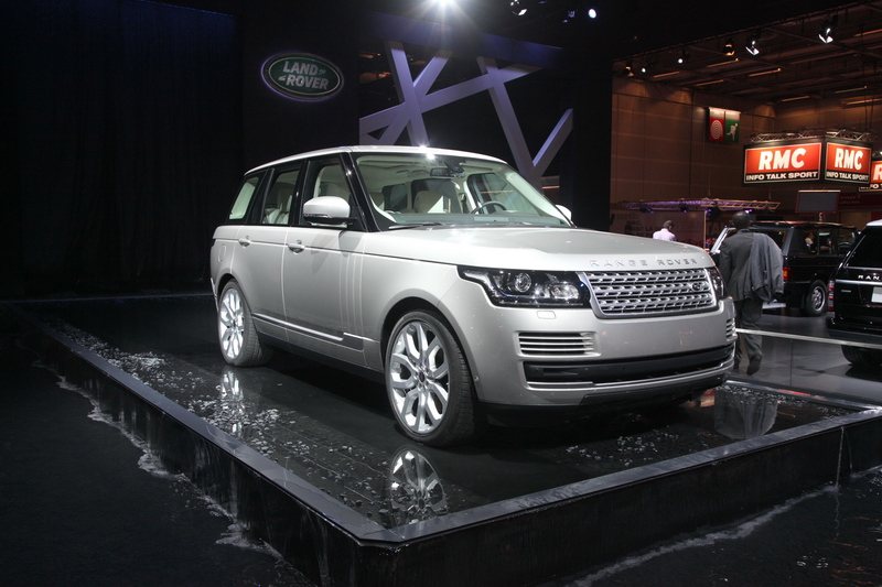 Στο νέο Range Rover ο τίτλος του 1ου plug-in hybrid της φίρμας