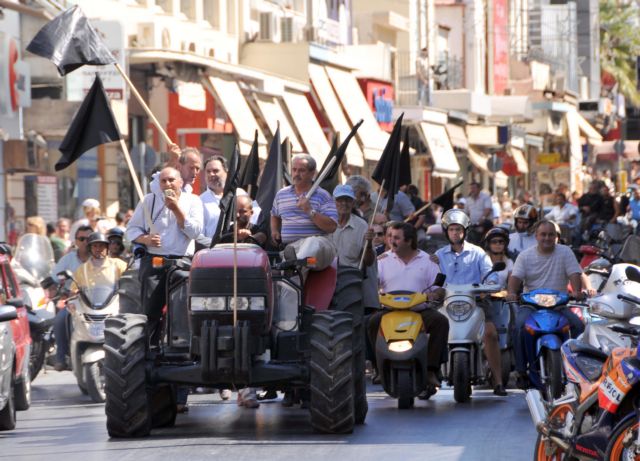 «Έφοδος» των αγροτών του Ηρακλείου στο αεροδρόμιο «Ν.Καζαντζάκης»
