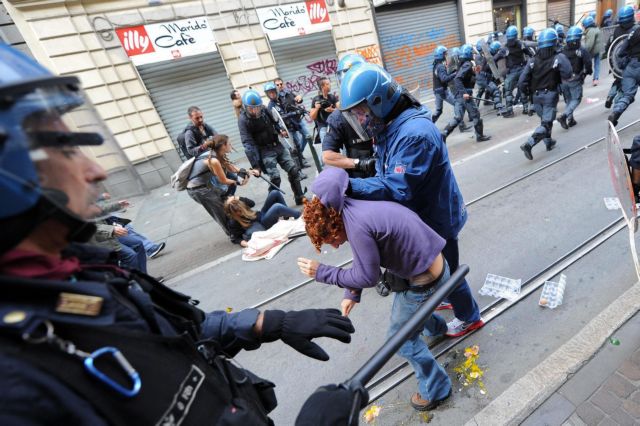 Πορείες και συμπλοκές σε όλη την Ιταλία κόντρα στις περικοπές στην εκπαίδευση