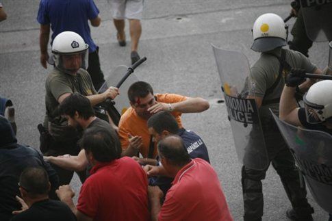 Σε διαθεσιμότητα ο αστυνομικός που χτύπησε διαδηλωτή με τη λαβή του γκλομπ