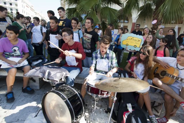 Μουσική διαμαρτυρία από μαθητές και εκπαιδευτικούς στη Θεσσαλονίκη