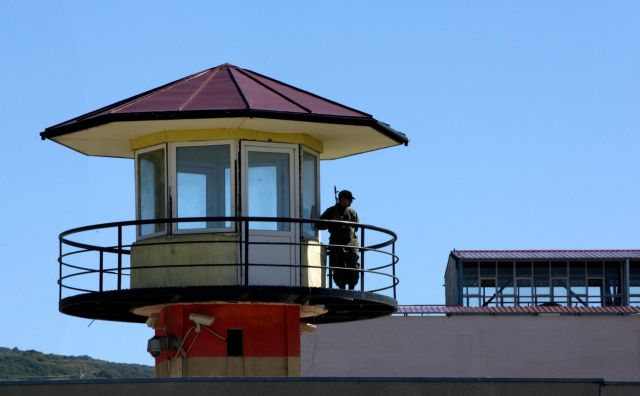 Κινηματογραφική απόδραση κοκαλιάρη κρατούμενου από μικροσκοπική τρύπα