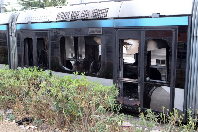 Επίθεση με γκαζάκια σε συρμό του τραμ στο Στάδιο Ειρήνης και Φιλίας