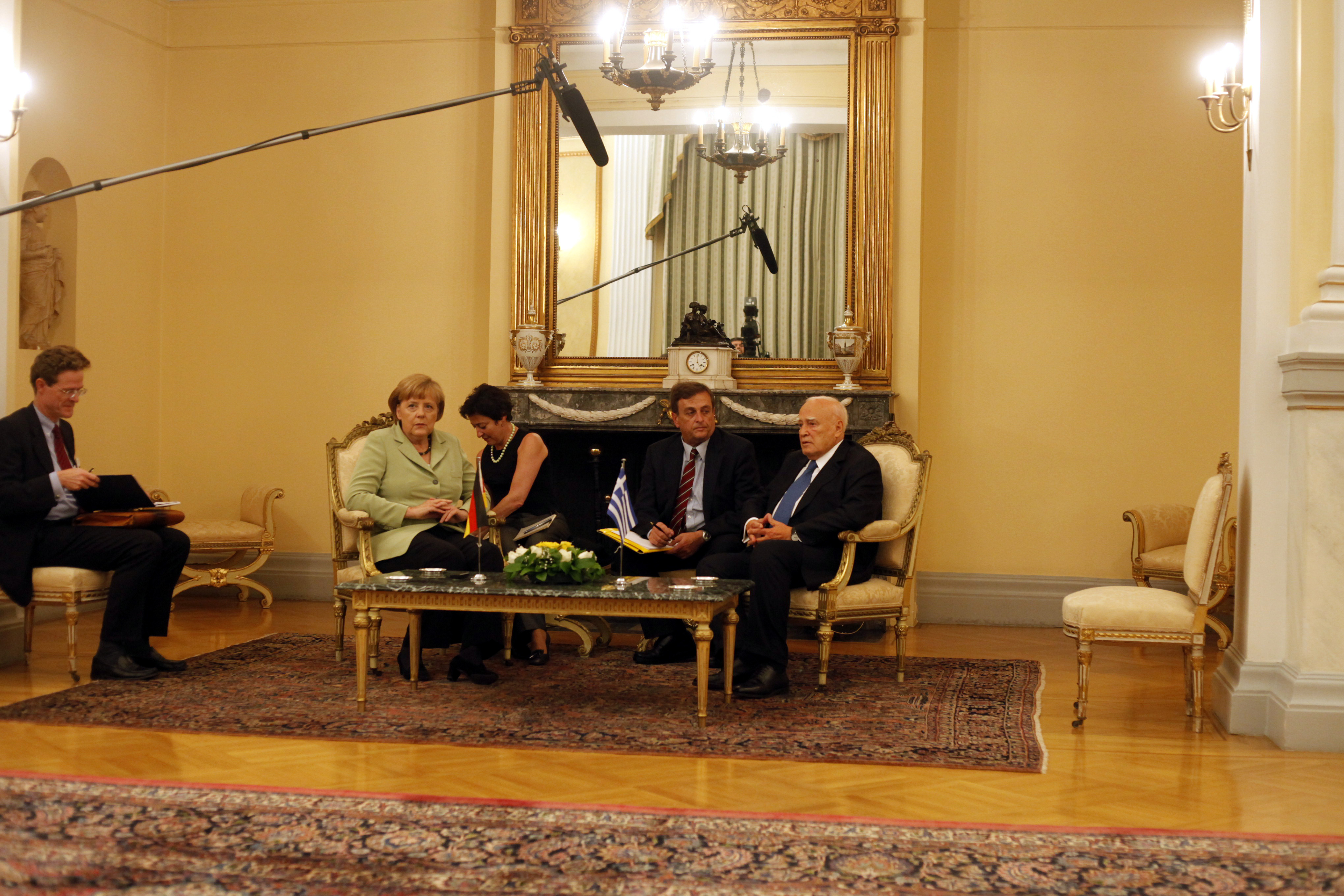 Οι αντοχές των Ελλήνων έχουν σχεδόν εξαντληθεί, είπε στη Μέρκελ ο Κ.Παπούλιας