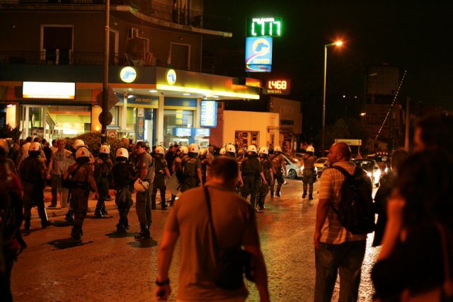 Δεκάδες προσαγωγές έξω από το θέατρο «Χυτήριο», δόθηκε η παράσταση