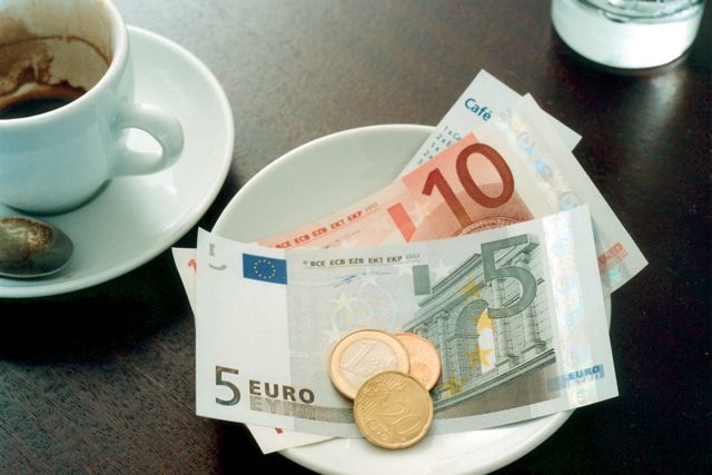 Περισσότεροι Γερμανοί θέλουν τώρα την Ελλάδα εντός Ευρωζώνης