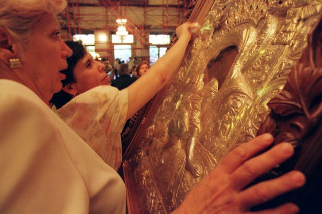 Ουρές στη Θεσσαλονίκη στο λαϊκό προσκύνημα για την εικόνα της Παναγίας «Άξιον Εστί»