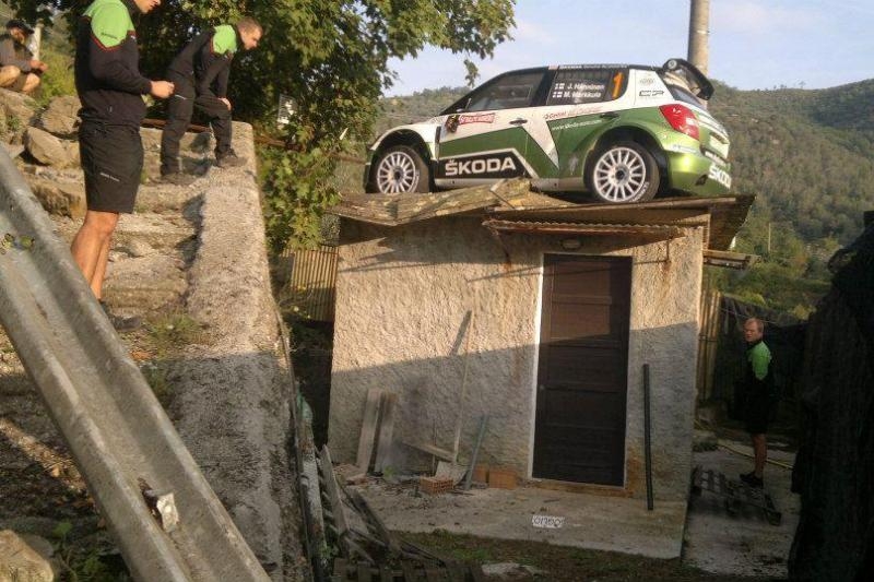 Η φωτογραφία της ημέρας Κυριακή 14 Οκτωβρίου: Ο οδηγός (ράλλυ) στη στέγη