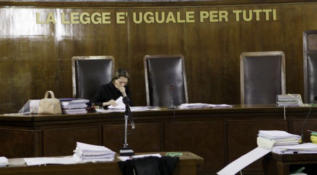 Αντισυνταγματικό το «ψαλίδι» στους μισθούς Ιταλών δικαστικών και μάνατζερ του Δημοσίου