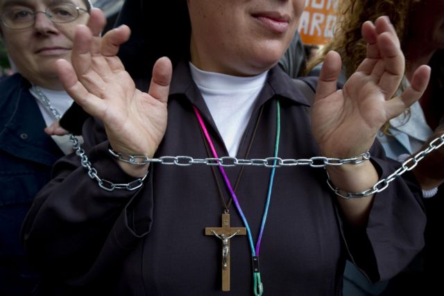 Καλόγριες διαδηλώνουν κατά των περικοπών στη Νάπολη