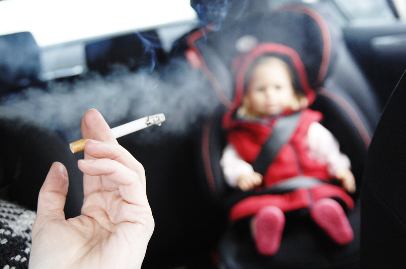 Το κάπνισμα εντός του αυτοκινήτου προκαλεί ατμοσφαιρική ρύπανση