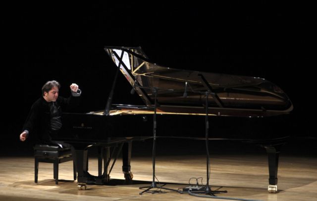 Στο εδώλιο ο Τούρκος πιανίστας Φαζίλ Σάι για «προσβολή θρησκείας»