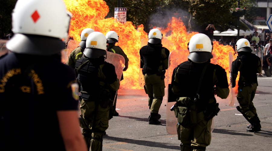 Eπεισόδια στην πλατεία Συντάγματος, ολοκληρώθηκαν τα συλλαλητήρια