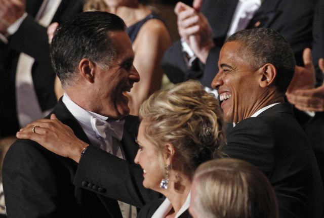 Αστεία με… καρφιά ανταλλάσσουν Ομπάμα και Ρόμνεϊ σε φιλανθρωπική εκδήλωση