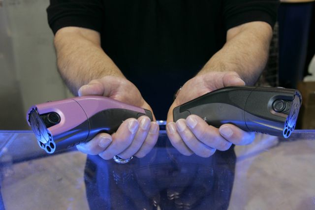 Τέιζερ σε τυφλό χρησιμοποίησαν αστυνομικοί περνώντας το μπαστούνι του για… ξίφος