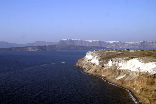 Oι εκτάσεις της Καλντέρας στη Σαντορίνη «ανήκουν στο Δημόσιο και όχι σε ιδιώτες»