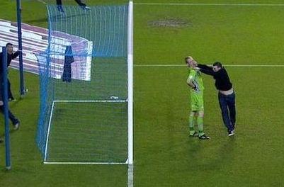 Χτύπημα οπαδού της Λιντς στον πορτιέρο της Σέφιλντ Γουέν.