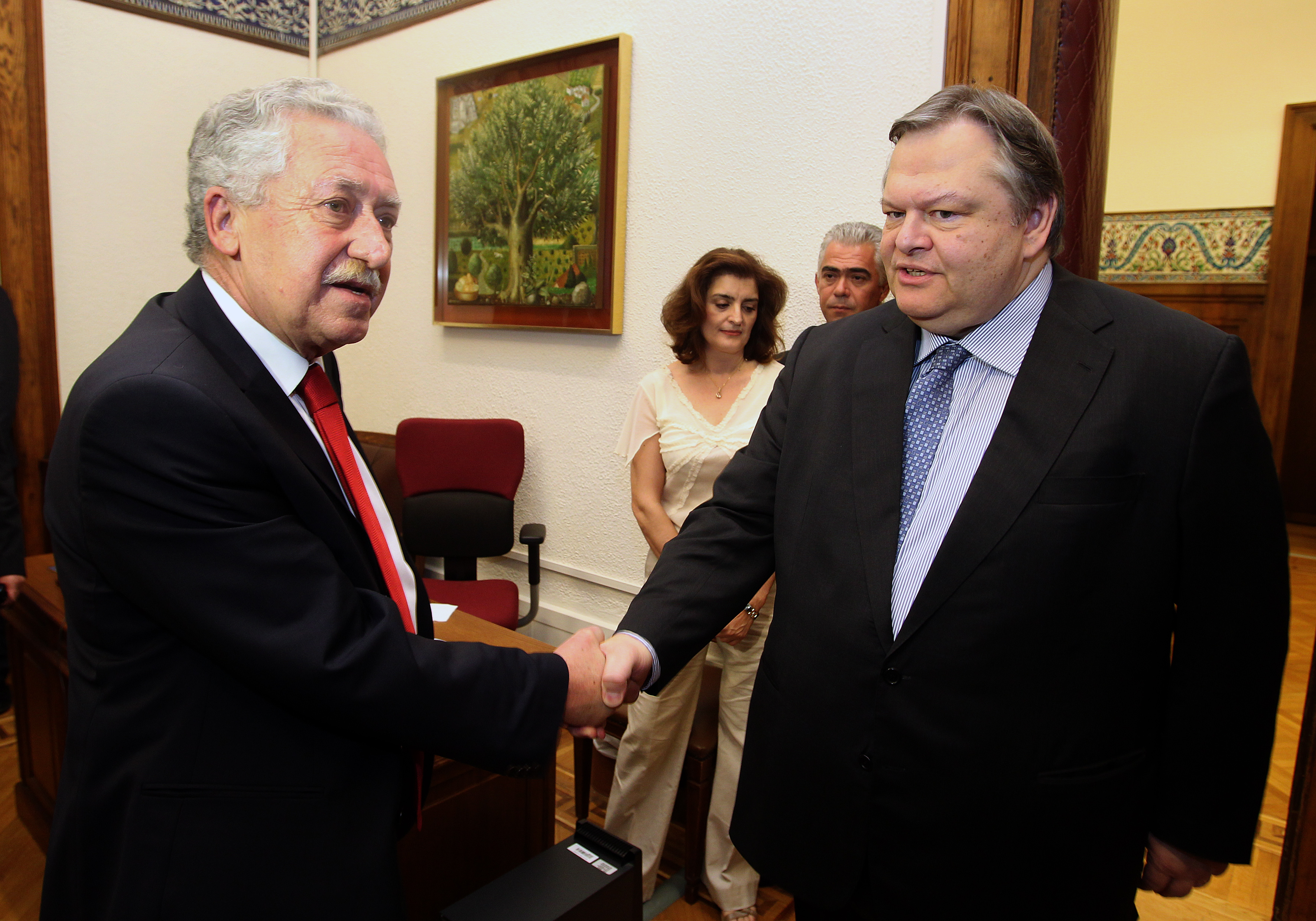 Κρίσιμη σύσκεψη στη Βουλή με ζητούμενο την τελική συμφωνία επί των μέτρων