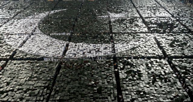 Πακιστανοί σπάνε το ρεκόρ της μεγαλύτερης «ανθρώπινης σημαίας»