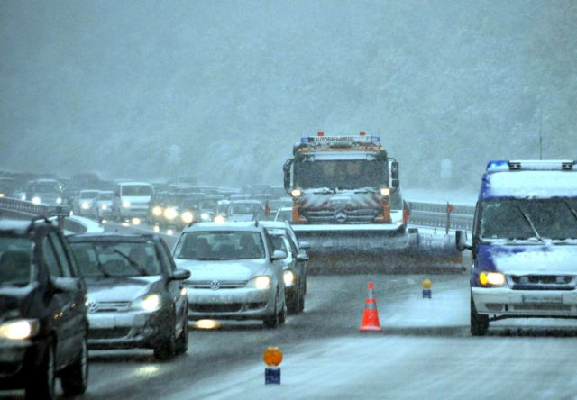 Χιόνια και βροχές πλήττουν τη Νοτιοανατολική Ευρώπη