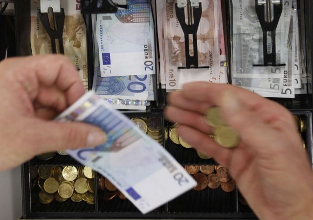 Στα 500 ευρώ πέφτει το όριο για τις συναλλαγές με μετρητά