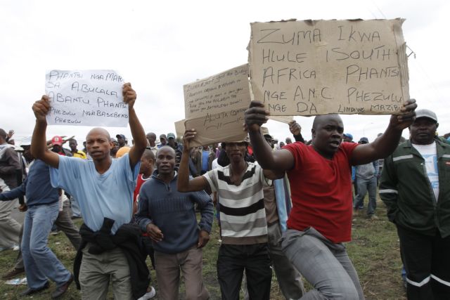 Πλαστικές σφαίρες και δακρυγόνα εναντίον απεργών μεταλλωρύχων στη Νότιο Αφρική