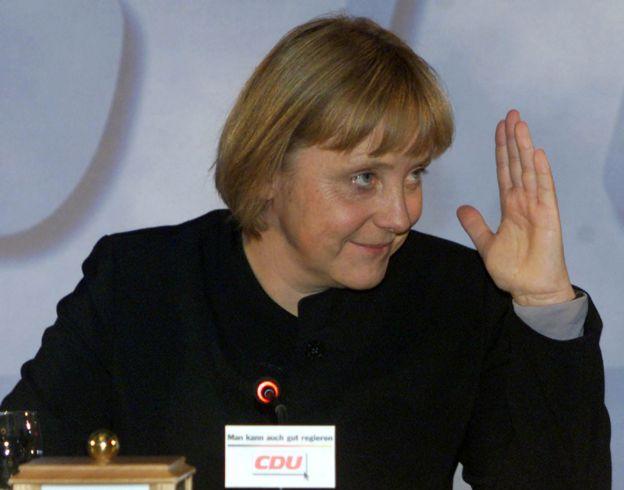 Το αινιγματικό πρόσωπο της Μέρκελ έχει ρίζες στην Ανατολική Γερμανία