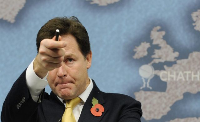 Μία ανοιχτή κρίση θα μπορούσε να οδηγήσει τη Βρετανία εκτός ΕΕ, προειδοποιεί ο Νικ Κλεγκ