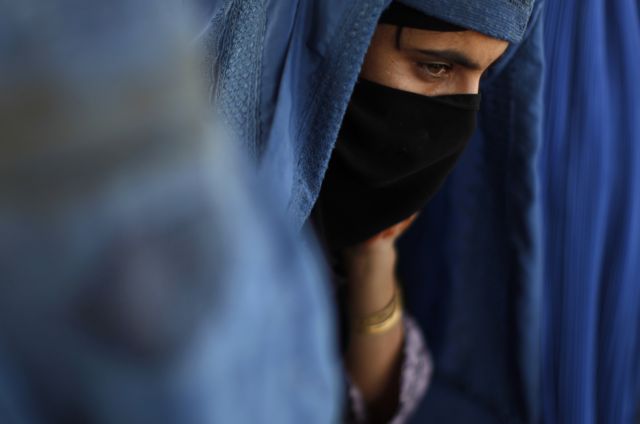 Ζευγάρι στο Πακιστάν σκότωσε με οξύ την 15χρονη κόρη του επειδή μιλούσε με ένα αγόρι