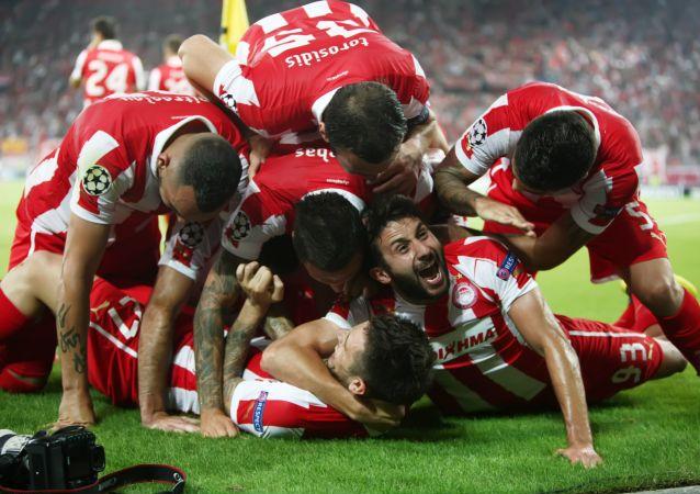 Ο Ολυμπιακός μένει Ευρώπη και γιορτάζει με… γαλλικό κρασί